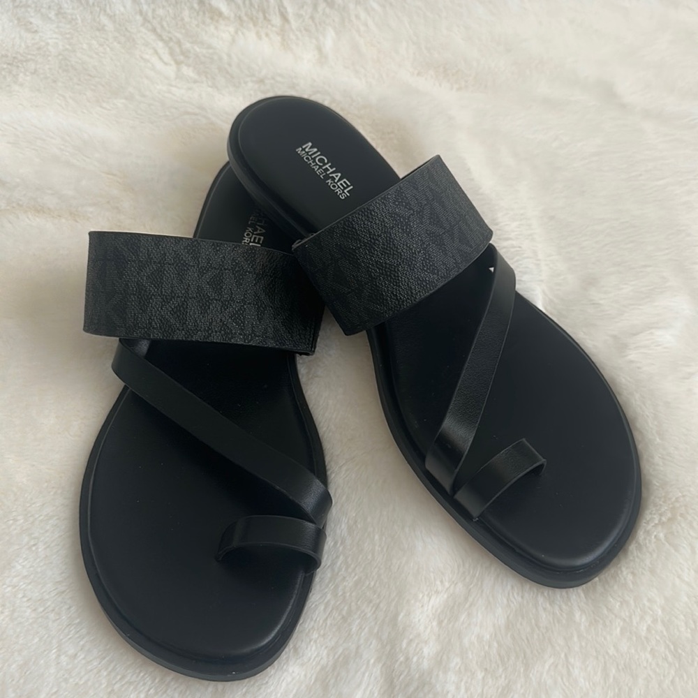 Black leather and logo Michael Kors sandals. Size 8.5